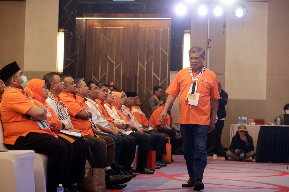 Amanah president Datuk Seri Mohamad Sabu walks past candidates before the voting for the new leadership during the 2023 National Amanah Convention at Wyndham Acmar, Klang, December 24, 2023. — Picture by Sayuti Zainudin