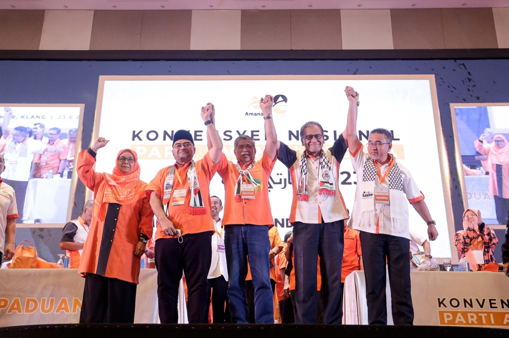 Amanah president Datuk Seri Mohamad Sabu takes a group photo with the new leadership during the 2023 National Amanah Convention at Wyndham Acmar, Klang, December 24, 2023. — Picture by Sayuti Zainudin