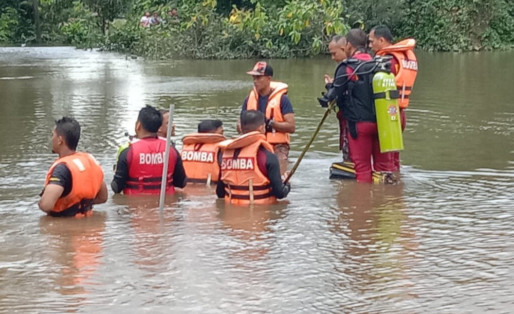 Personnel from Fire and Rescue Department conduct a search and rescue operation for an 11-year-old boy feared drowned while swimming in Sungai Tok Hakim, Kampung Tok Hakim, Terengganu, December 27, 2023. — Picture from social media 