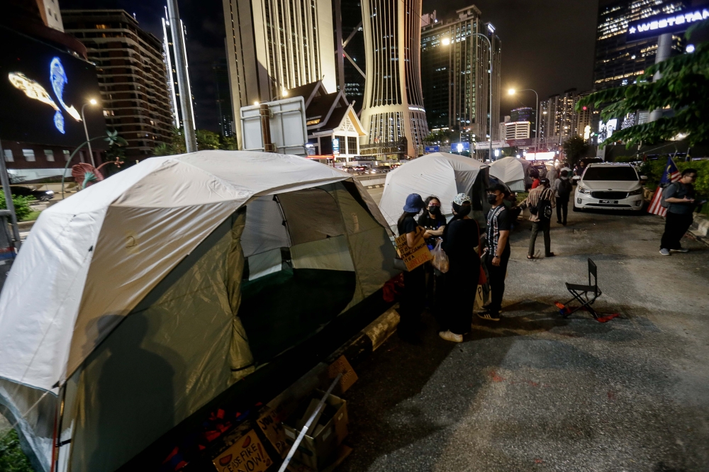 Picketers join the gathering in solidarity for Palestine near the United States Embassy, Jalan Tun Razak, December 27, 2023. — Picture by Sayuti Zainudin