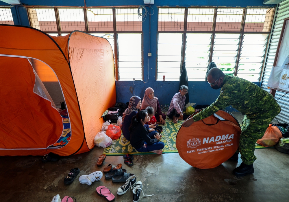 Rela members help flood victims at the Sekolah Kebangsaan Pembangan temporary relief centre in Kuala Krai, Kelantan, December 27, 2023. — Bernama pic 