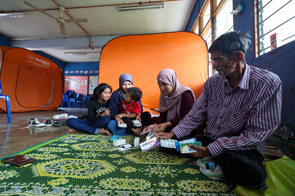 The latest report issued by Nadma’s National Disaster Command Centre stated that Kelantan still had the highest number of evacuees at 21,377 at 68 relief centres in five districts, up from 19,423 at 8pm yesterday. — Bernama pic