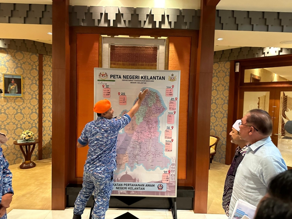 Datuk Seri Anwar Ibrahim (right) attends a briefing of the flood situation in Kelantan, December 28, 2023. — Picture via X/Bernamadotcom