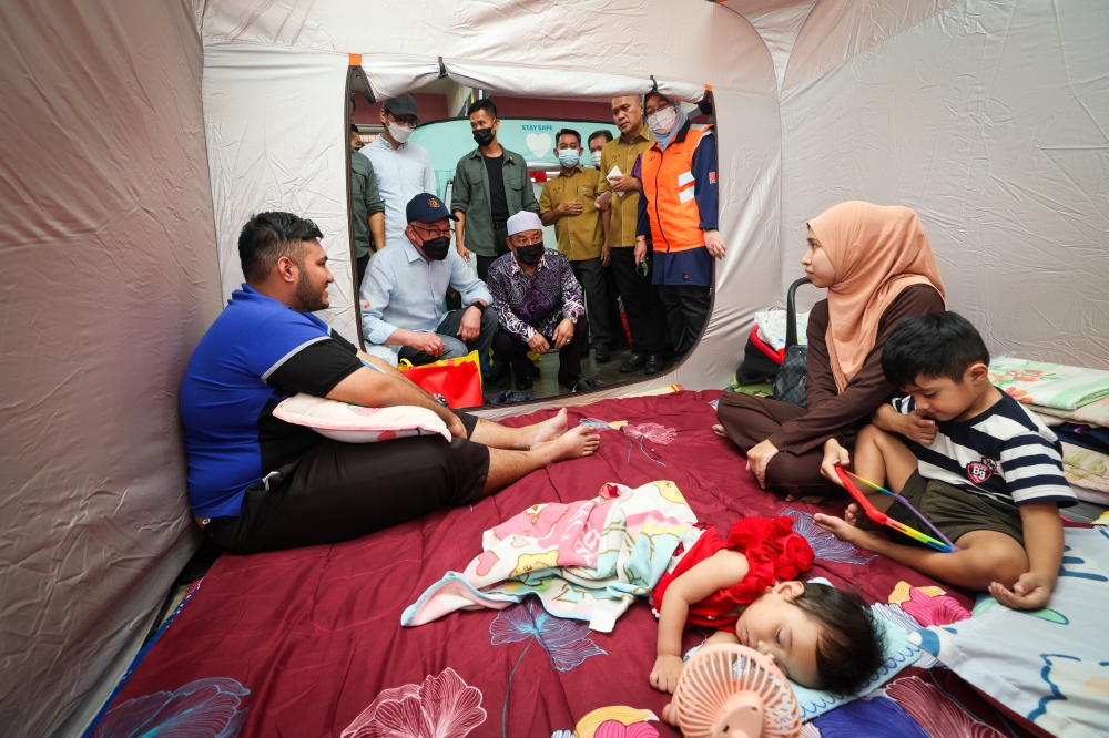 Prime Minister Datuk Seri Anwar Ibrahim visits flood evacuees at SMK Agama Lati temporary relief centre in Pasir Mas, Kelantan, December 28, 2023. — Bernama pic 