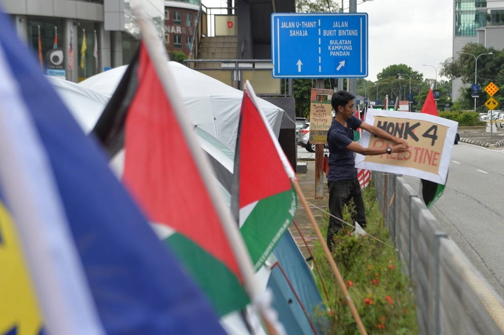 Protesters are seen gathering at the roadside nearby the US embassy for solidarity with #kepungdemipalestine in Kuala Lumpur on December 28,2023. — Picture by Miera Zulyana 
