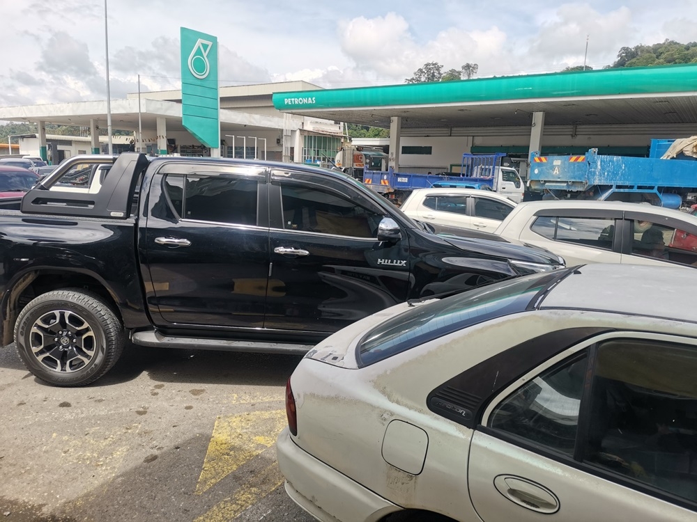Long queues of vehicles wait to fill up with diesel at one of Kapit’s two Petronas stations. — Borneo Post Online pic