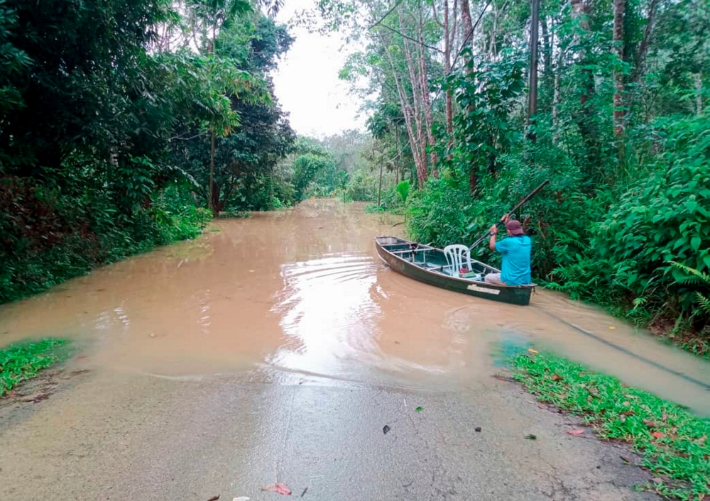 Several entry roads to the Johor Endau-Rompin National Park (Peta) are impassable due to river water overflow. Among the affected roads are Jalan Kampung Orang Asli Sungai Peroh, Jalan Ladang Bukit Cantik, Jalan Lemakoh, HS Labis and Jalan Kampung Orang Asli Peta, December 29, 2023. — Bernama pic 