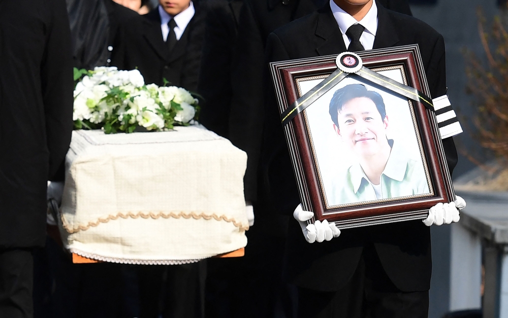 As late South Korean actor Lee Sun-kyun’s family and friends gather to mourn his death, public criticism of police and media conduct during his investigation for suspected drug use is growing. — AFP pic