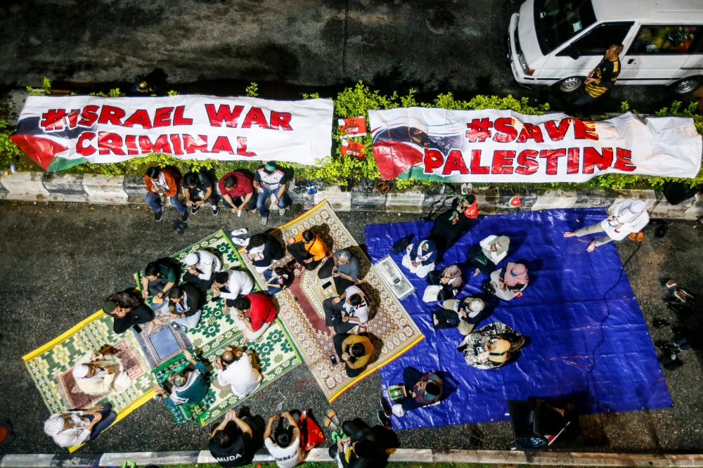 Picketers on day three gather at the roadside near the US embassy during the Kepung Demi Palestin at Jalan Tun Razak in Kuala Lumpur, December 28, 2023. — Picture by Hari Anggara