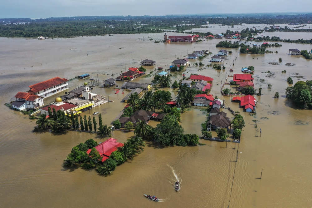 The number of flood evacuees in Kelantan, Terengganu, Johor and Pahang continued to show a downward trend with 20,036 people placed at 82 relief centres this evening, compared to 22,033 people at 92 centres at midday. — Bernama pic