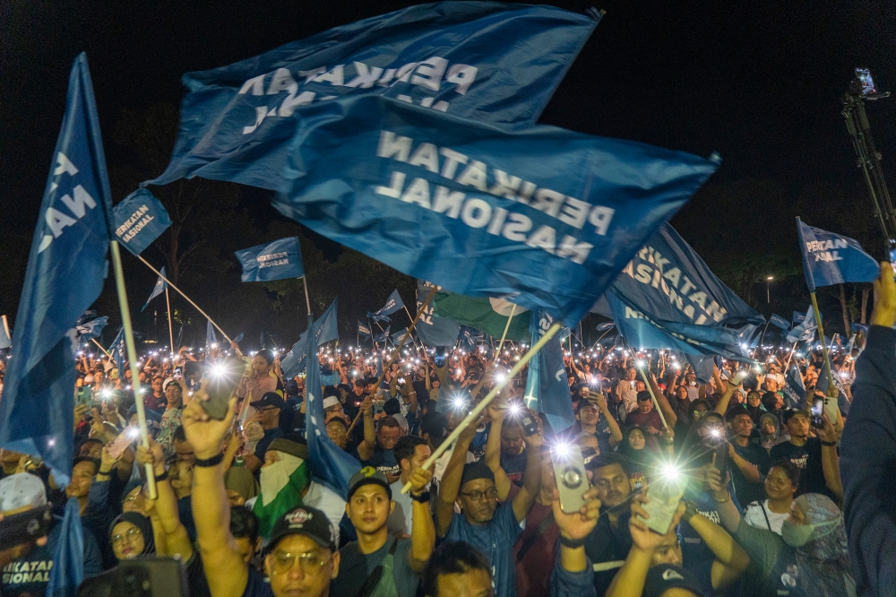 Perikatan Nasional supporters during the Grand Finale Selangor Bangkit Gemilang election campaign ahead of the upcoming Selangor state election in Taman Melawati, August 11, 2023. — Picture by Shafwan Zaidon
