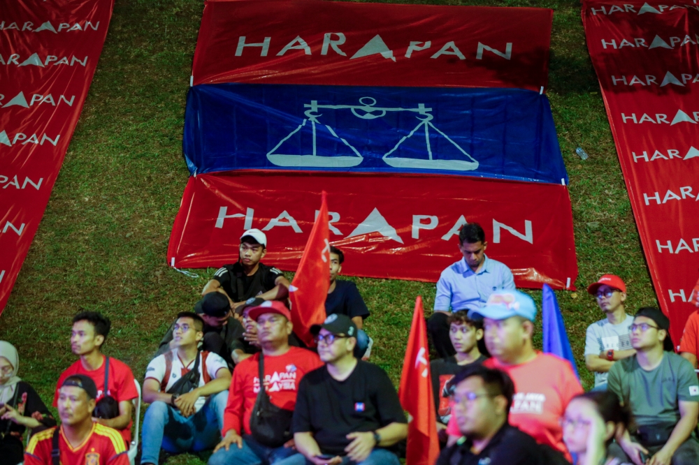 Pakatan Harapan and Barisan Nasional supporters at the Ceramah Jelajah Perpaduan Madani N19 Bukit Antarabangsa in Ukay Perdana, Ampang, August 6, 2023. — Picture by Hari Anggara