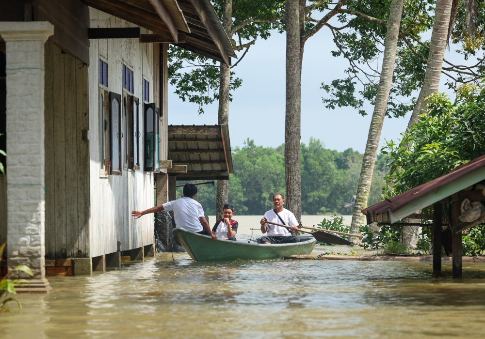 Residents get around in boats in Kampung Kubang Sawa in Tumpat, Kelantan, December 29, 2023. — Bernama pic 