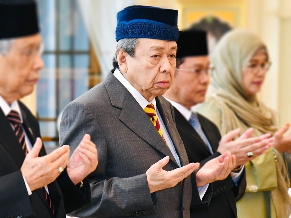 Sultan of Selangor Sultan Sharafuddin Idris Shah reminded the people, especially the non-Muslims, to respect and not to interfere in matters related to Islam in the country. ― Picture via Facebook/Selangor Royal Office