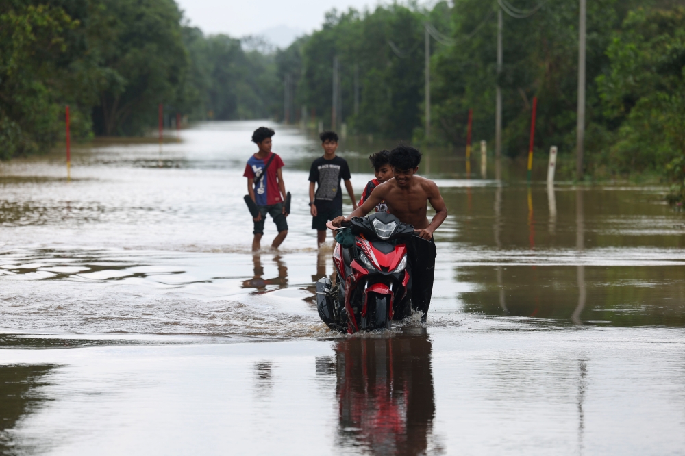 The third wave of floods that started on December 24 had affected 32 schools, especially in the districts of Hulu Terengganu, Dungun and Setiu. ― Bernama pic