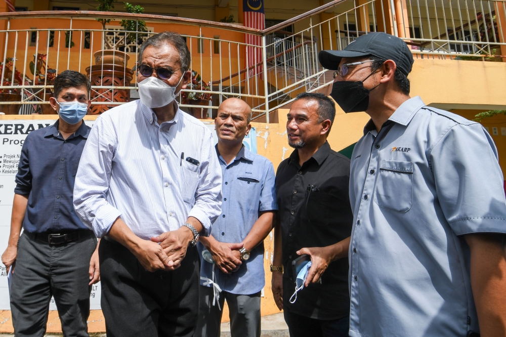 Health Minister Datuk Seri Dr Dzulkefly Ahmad (second left) visiting the Temporary Transfer Center (PPS) of Sekolah Menengah Kebangsaan Baroh Pial, Rantau Panjang, December 30, 2023. — Bernama pic
