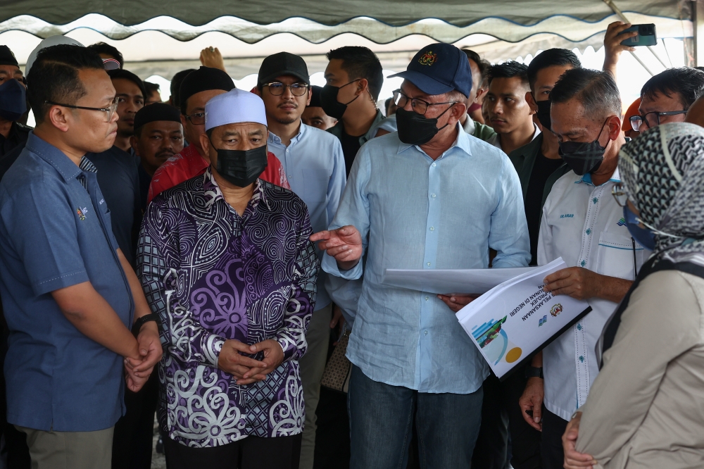 Prime Minister Datuk Seri Anwar Ibrahim inspecting the Integrated Sand Basin Development Project (PLSB) of Sungai Golok near the Lubok Jong Bridge. Also present were Minister of Natural Resources and Environmental Sustainability Nik Nazmi Nik Ahmad (left) and Kelantan Mentri Besar Datuk Mohd Nassuruddin Daud (second left). — Bernama file pic