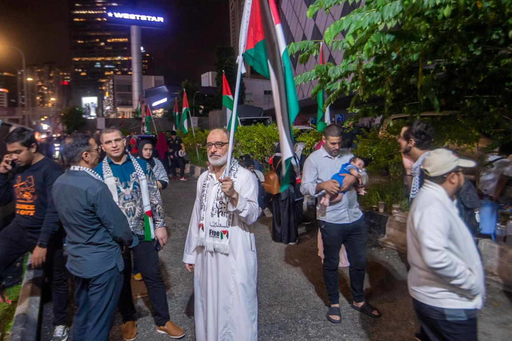 Picketers gather at the roadside near the US embassy during the Kepung Demi Palestine on Jalan Tun Razak in Kuala Lumpur, December 30, 2023. — Picture by Shafwan Zaidon