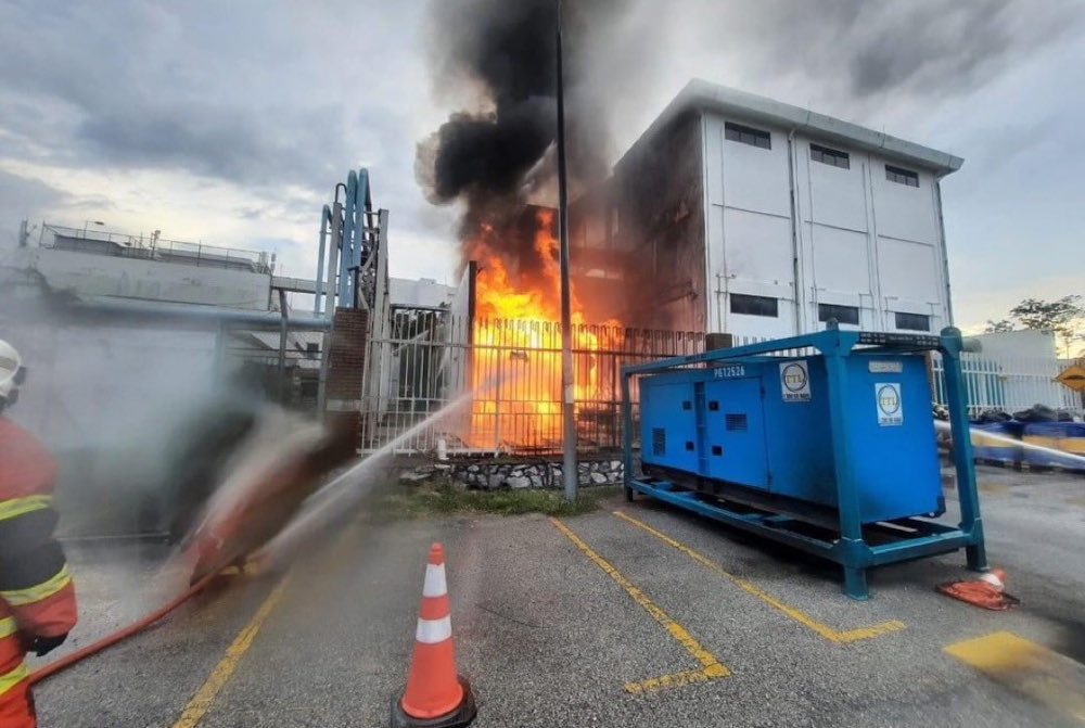 Firemen putting out the fire at the Sungai Way Free Industrial Zone in Petaling Jaya, December 31, 2023. — Picture from X/Bernama/BombaJBPM