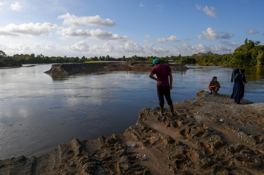 The Sungai Golok Integrated River Basin Development Project embankment that broke after being hit by floods near Pengkalan Teluk, Rantau Panjang, Kelantan, December 31, 2023. The damage to the embankment that broke after the third wave of flooding is now 100 metres longer than before, at 20 metres. — Bernama pic 