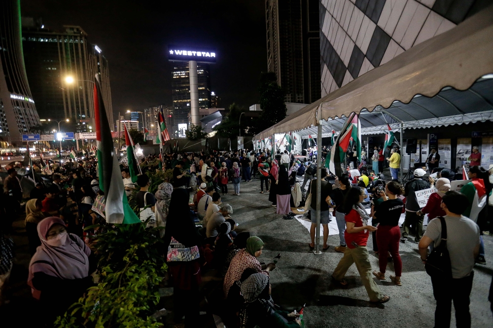 The crowd swelled in numbers during the finale of the Kepung Demi Palestin near the US Embassy, Jalan Tun Razak. — Picture by Sayuti Zainudin