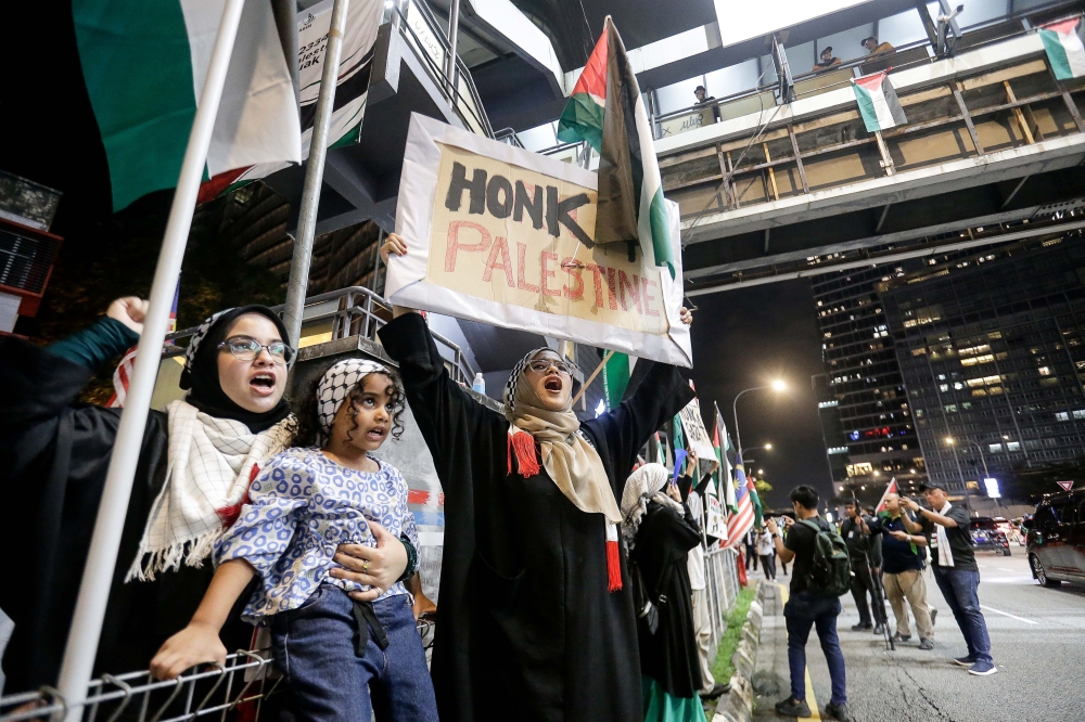 Picketers join the finale of the Kepung Demi Palestin near the United States Embassy in Jalan Tun Razak, December 31, 2023. — Picture by Sayuti Zainudin