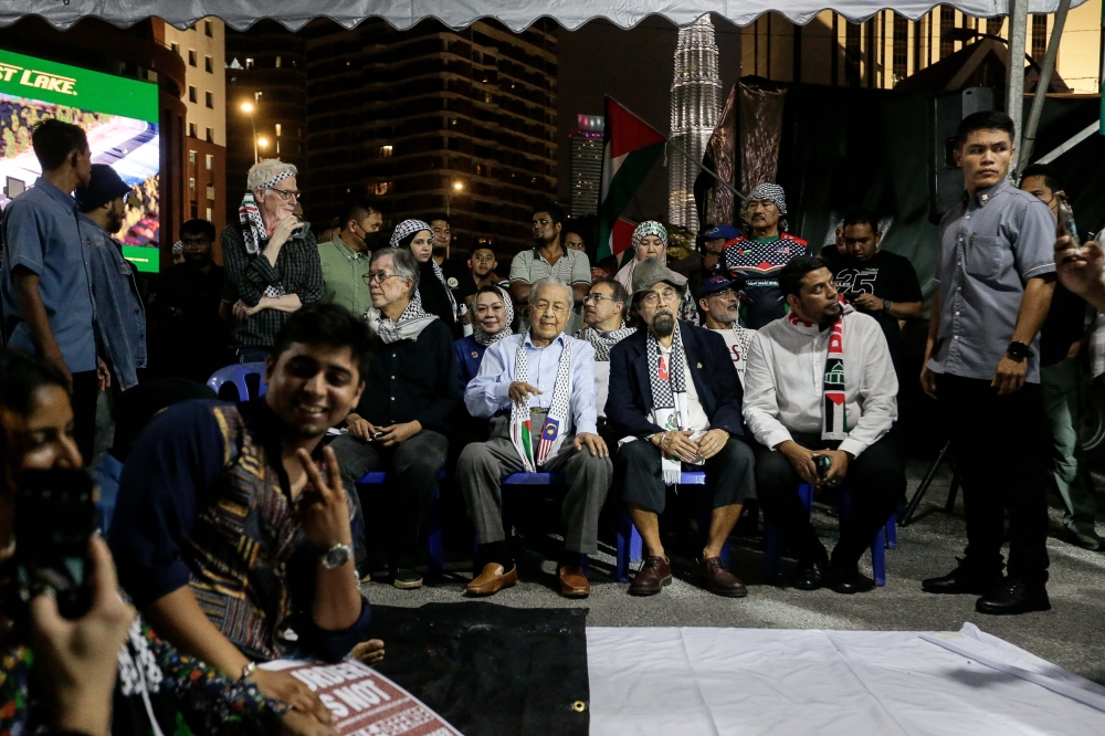 Former prime minister Tun Dr Mahathir Mohamad joins the finale of the Kepung Demi Palestin, December 31, 2023. — Picture by Sayuti Zainudin