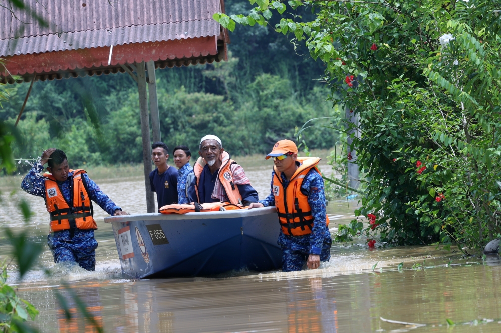File picture shows the  Alor Star Civil Defence Force members evacuating flood victims from Kampung Bukit, Derang district to the flood evacuation centre in Pokok Sena in Kedah, September 27, 2023. — Bernama pic