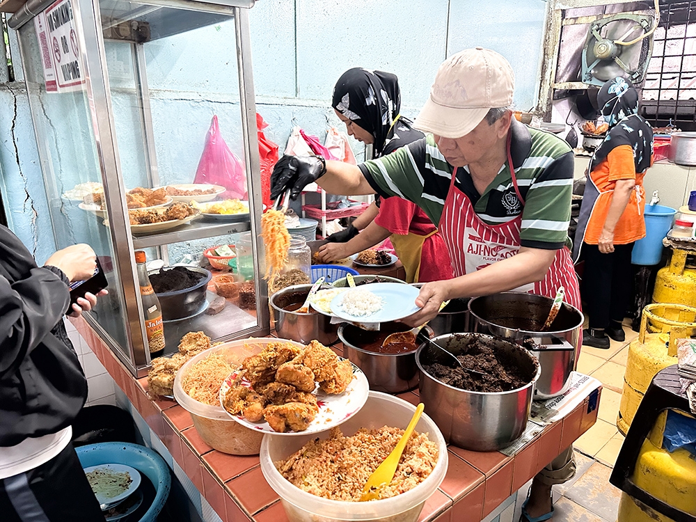 Behind the counter, you find the family who have been operating this stall for 40 years.
