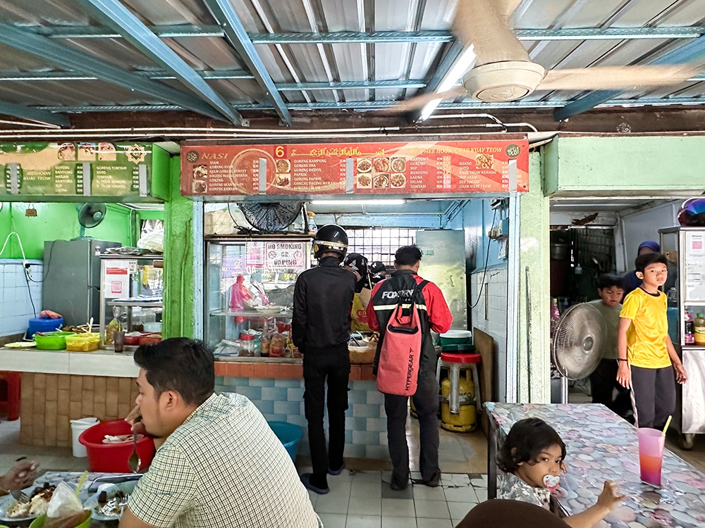 Look for the stall with the red signboard and the long queue that moves quite fast.