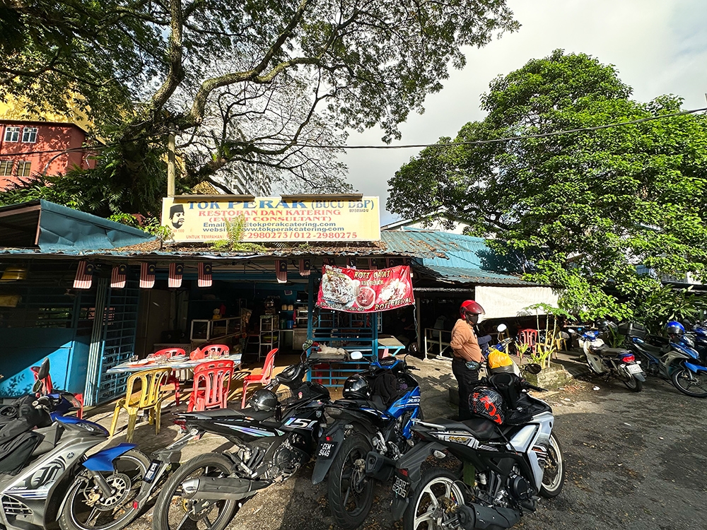 The food court with its distinct blue roof is just next to Jalan Choo Cheng Khay so park around the area.