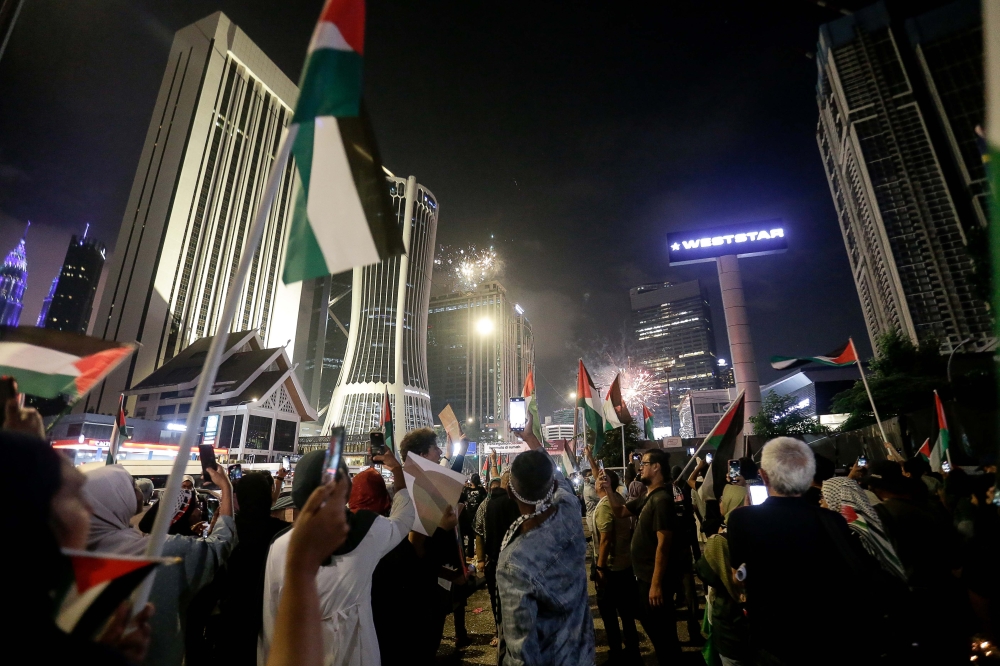 The crowd of demonstrators grew in size as they wave Palestine flags during the finale of the Kepung Demi Palestin protest near the United State Embassy, Jalan Tun Razak, Kuala Lumpur, December 31, 2023. — Picture by Sayuti Zainudin