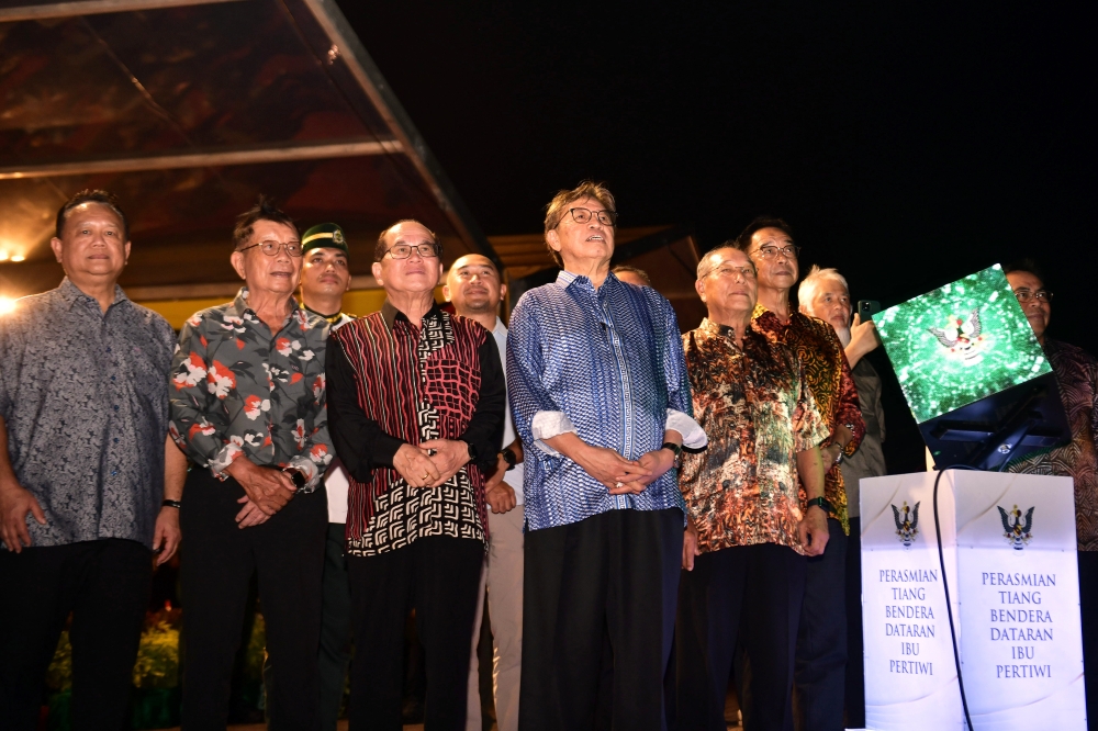 Sarawak Premier Tan Sri Abang Johari Openg (front, 4th left) and other state ministers are seen during a visit to Dataran Ibu Pertiwi in Kuching January 1, 2024. — Bernama pic 