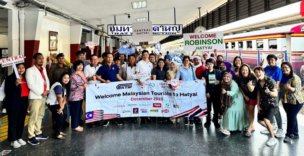 Visitors from Malaysia to Hat Yai doubled to 20,000 daily during the Christmas and year-end holiday season, contributing 10 billion Baht to the local economy during the week. — Picture by Hatyai Songkhla Hotel Association