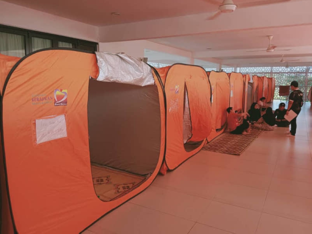 The State Disaster Management Committee (JPBN) said in a statement that the Kampung Batu Badak Community Hall relief centre, which housed 23 people from seven families, was closed at 5pm. — Picture from Twitter/Bernama 