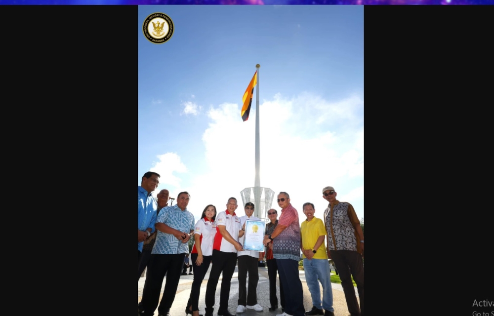 Deputy Premier Datuk Dr Sim Kui Hian (2nd right) and Premier Tan Sri Abang Johari Openg witness the presentation of the MBOR certificate from Edwin Yeoh (5th left) to Datuk Mohamad Abu Bakar (third right). Also seen are Deputy Premier Datuk Douglas Uggah Embas (4th right), Tourism, Creative Industry and Performing Arts Minister Datuk Seri Abdul Karim Rahman Hamzah (right) and others. — Picture courtesy of Sarawak Protocol, Ceremony, and Event Management Unit via Borneo Post