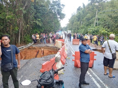 Jeli sinkhole: Kelantan JKR to install bailey bridge on Friday