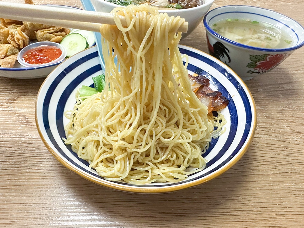 The noodles here are springy with a pale look since no dark soy sauce is used but it's coated with aromatic lard.