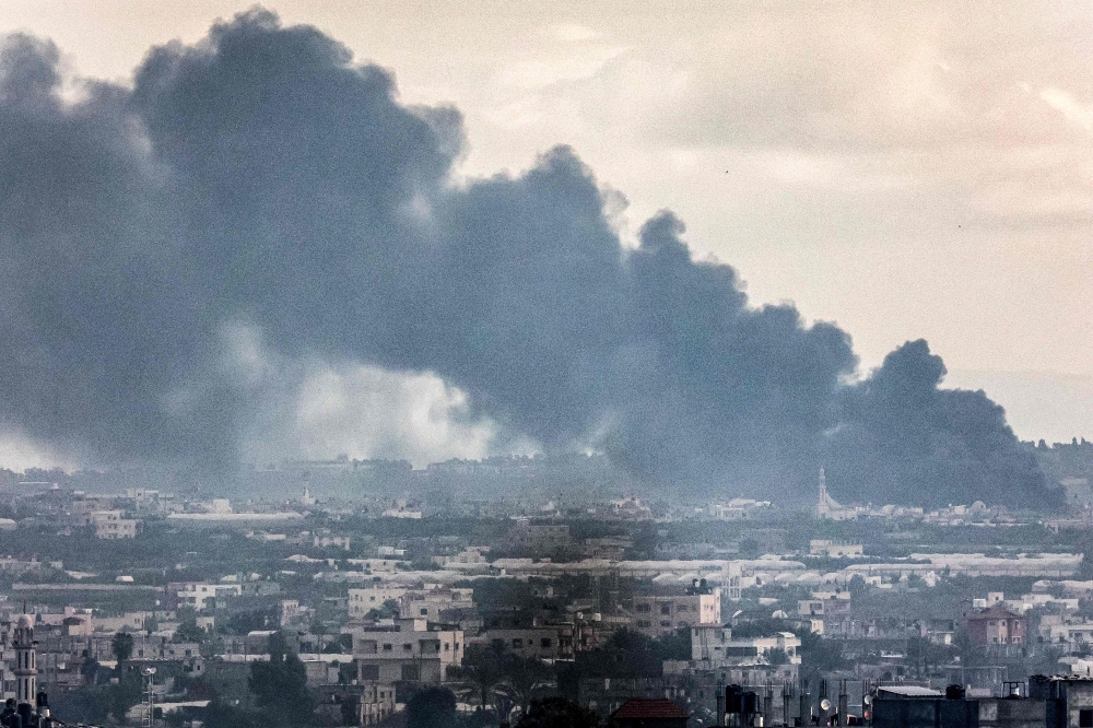 Smoke billows during Israeli bombardment on Khan Yunis from Rafah in the southern Gaza Strip early on January 3, 2024, amid the ongoing conflict between Israel and Hamas. — AFP pic