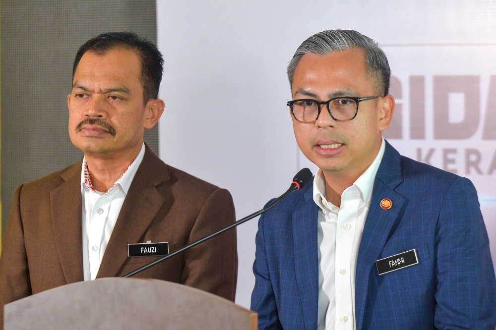 Communications Minister Fahmi Fadzil today said that the federal government’s main emphasis this year is to drive the country’s economic growth by prioritising initiatives that attract both local and international investors here. — Picture by Shafwan Zaidon