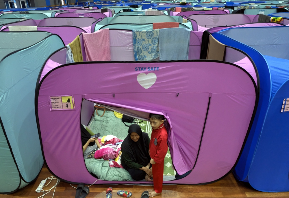 Floodwaters have fully subsided in Pahang, leading to the closure of the last relief centre in Maran, which housed seven victims from two families, tonight. —  Bernama pic