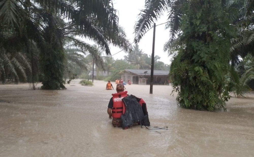 Floods hit Johor again, affecting four districts in the state as of 2pm today following the continuous heavy rain since last night. — Picture courtesy of JBPM