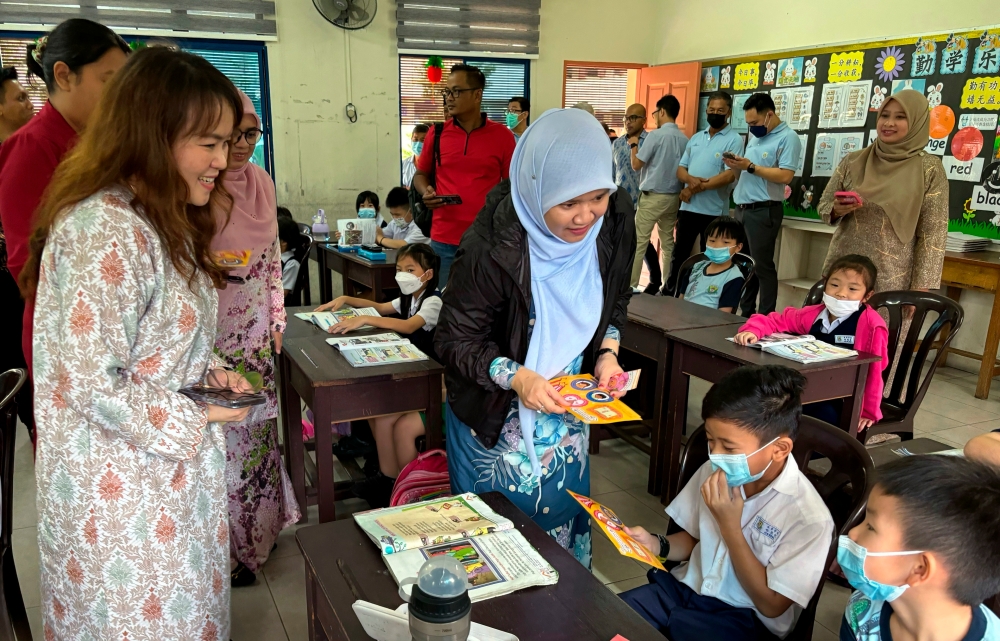 Education Minister Fadhlina Sidek (centre) is seen during a visit to SJKC Yeong Chang, in Sungai Suloh, Batu Pahat January 4, 2024. — Bernama pic 