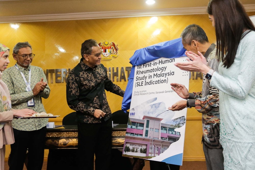 Health Minister Datuk Seri Dzulkefly Ahmad reveals a poster during the MoU signing ceremony between Clinical Research Malaysia (CRM) and Pharmaceutical Associaton of Malaysia (Phama) at the Ministry of Health in Putrajaya January 4, 2024. — Picture by Sayuti Zainudin