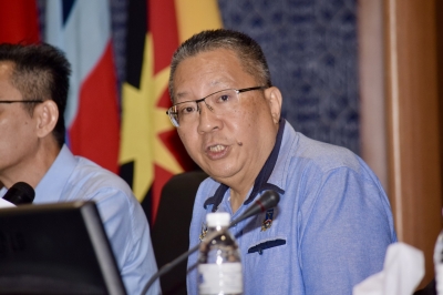 Plans underway to introduce digital parking system in Kuching City soon, says Mayor Wee - Vimarsana News