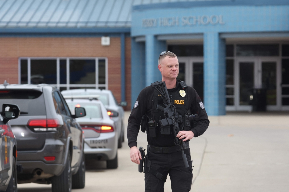  A police officer stands guard outside the Perry Middle School and High School complex following a school shooting on January 04, 2024 in Perry, Iowa. — Scott Olson/Getty Images/AFP pic