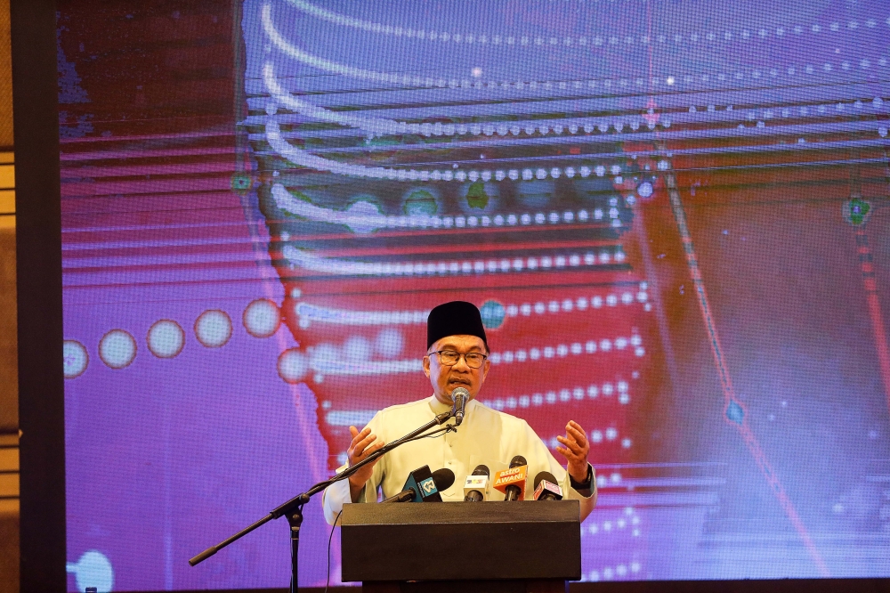 Prime Minister Datuk Seri Anwar Ibrahim delivers his speech during the Strategy Discourse of the Ministry of Higher Education here at Putra World Trade Centre, January 5, 2024. — Picture by Sayuti Zainudin