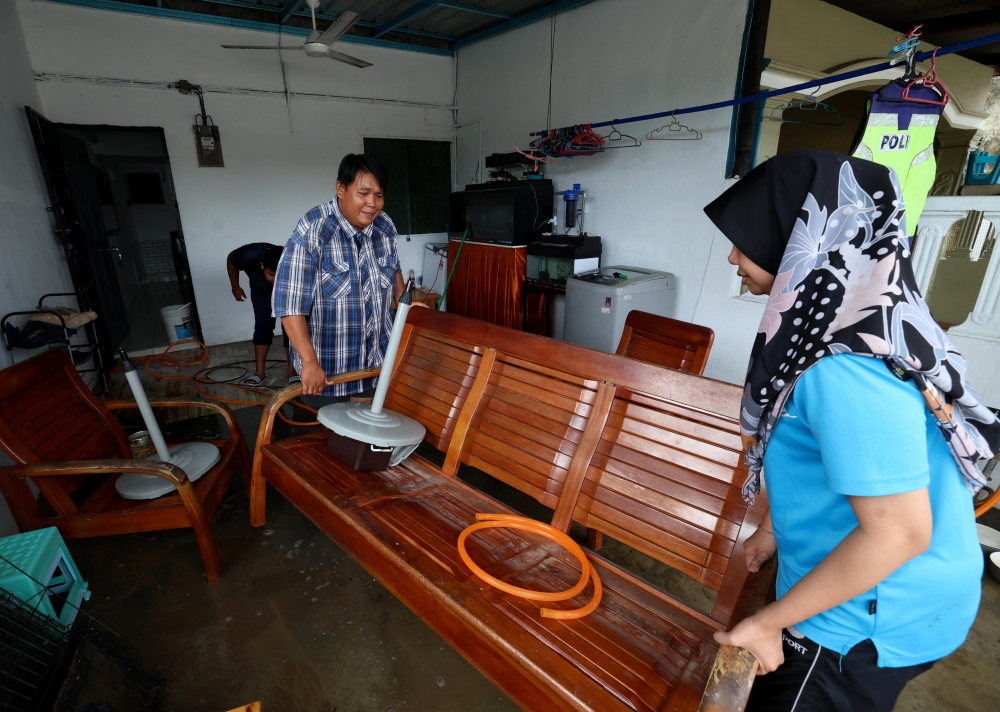 Kota Tinggi Fire and Rescue station chief Asst Fire Supt Mohd Shawaluddin Ami Nordin said the warning based on planning information and studies of floods, the current water level of the Sungai Johor basin and the rise in water levels due to continuous rain and tides, adding that the affected villages were Kampung Semangar, Kampung Baru Sungai Telor and Kampung Tai Hong, along with several low-lying areas. — Bernama pic