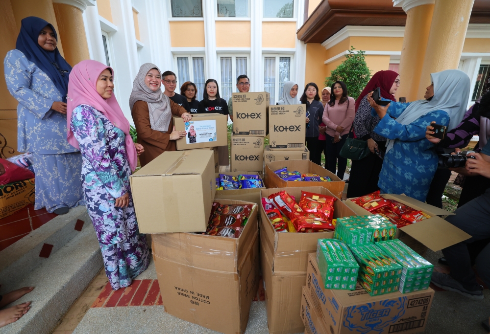 Education Minister Fadhlina Sidek (4th right) inspects daily necessities during the launch of the East Coast flood aid mission by the PKR Wanita’s wing in Putrajaya January 5, 2024. — Bernama pic 