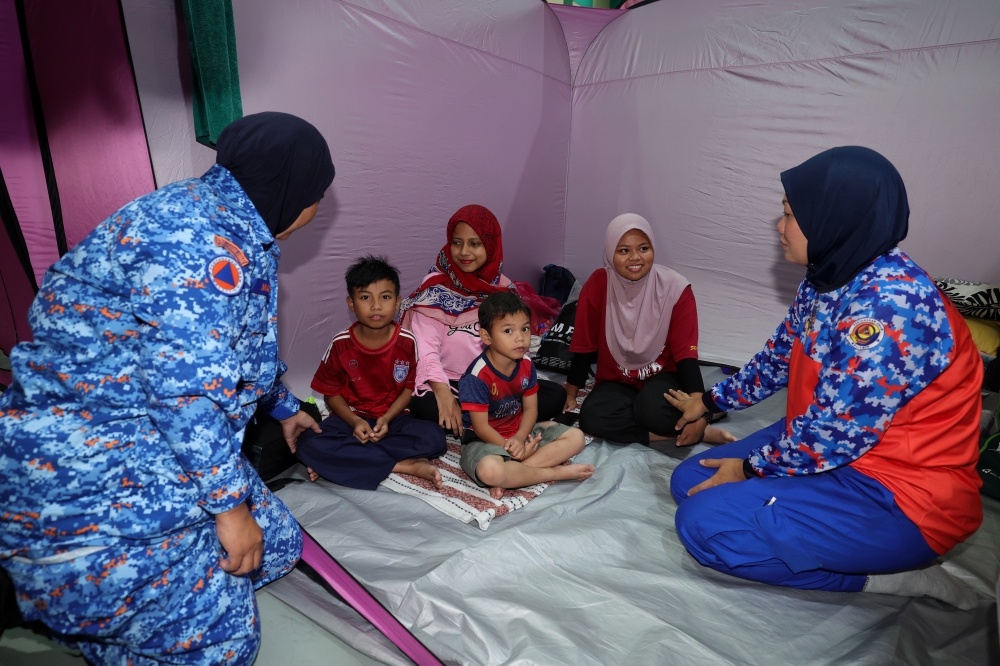 According to the report by National Disaster Command Centre of the National Disaster Management Agency (Nadma), eight relief centres in Kota Tinggi are currently housing 761 victims, 265 victims in two Mersing relief centres, 43 victims in one relief centre in Johor Bharu and 84 victims in a relief centre in Kluang. — Bernama pic